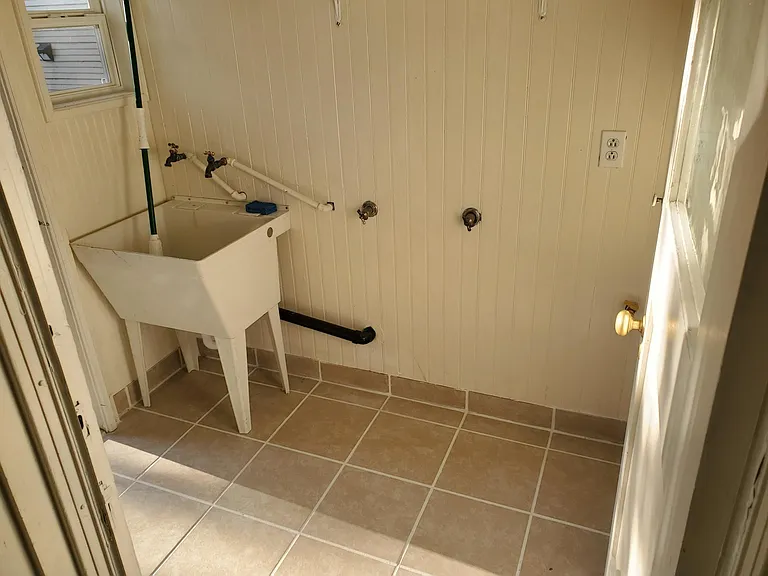 1209 N San Joaquin St — Photo 8