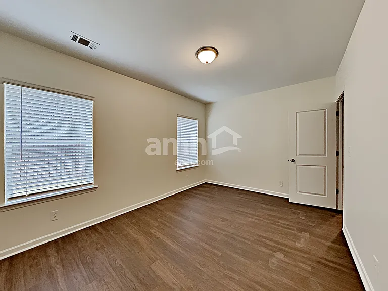 180 Landsdown Xing — Photo 23