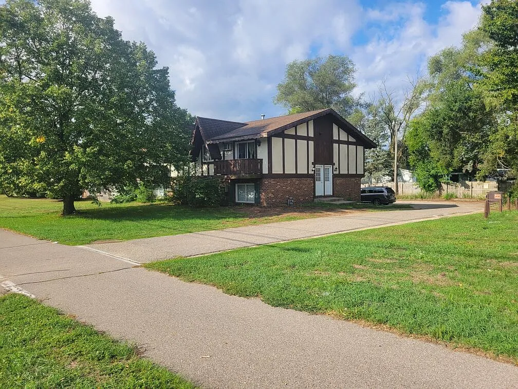 1 bed, 900 sqft, $1,015 — Photo 1