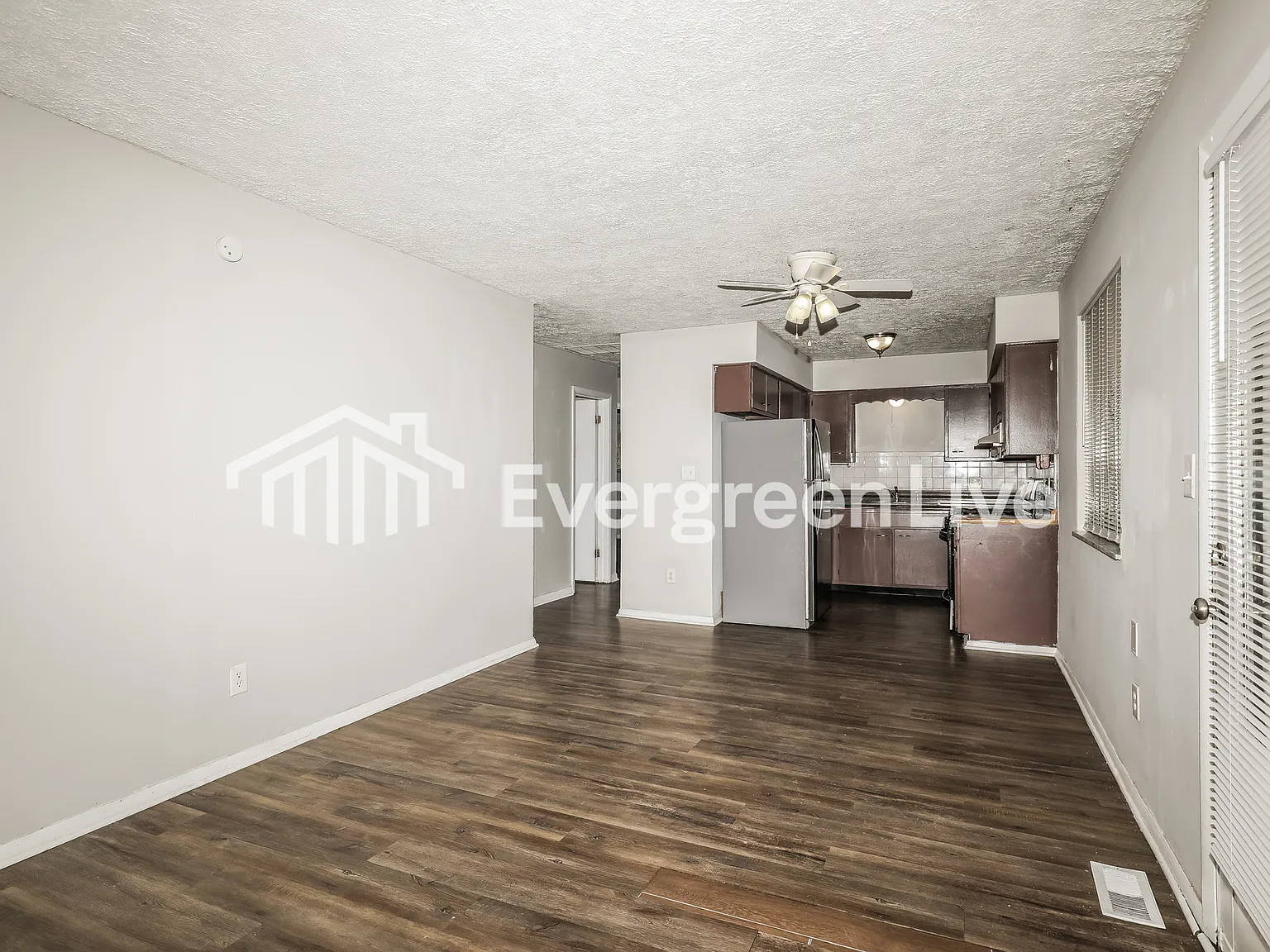 3 bed, 2.0 bath, 1289 sqft, $1,595 — Photo 3