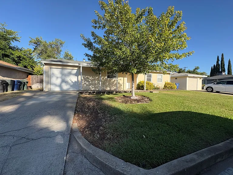 909 Hampton Rd — Photo 2