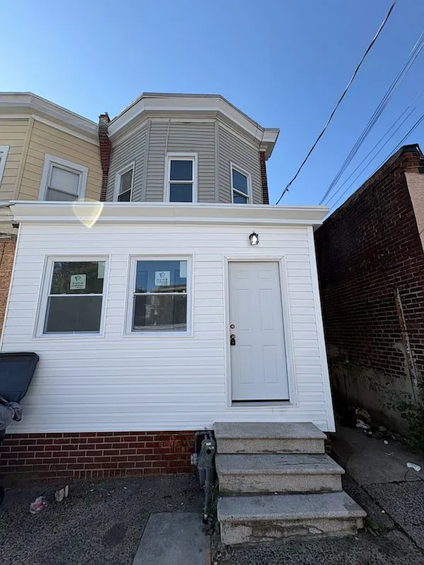 4 bed, 1.5 bath, 1350 sqft, $1,850 — Photo 1