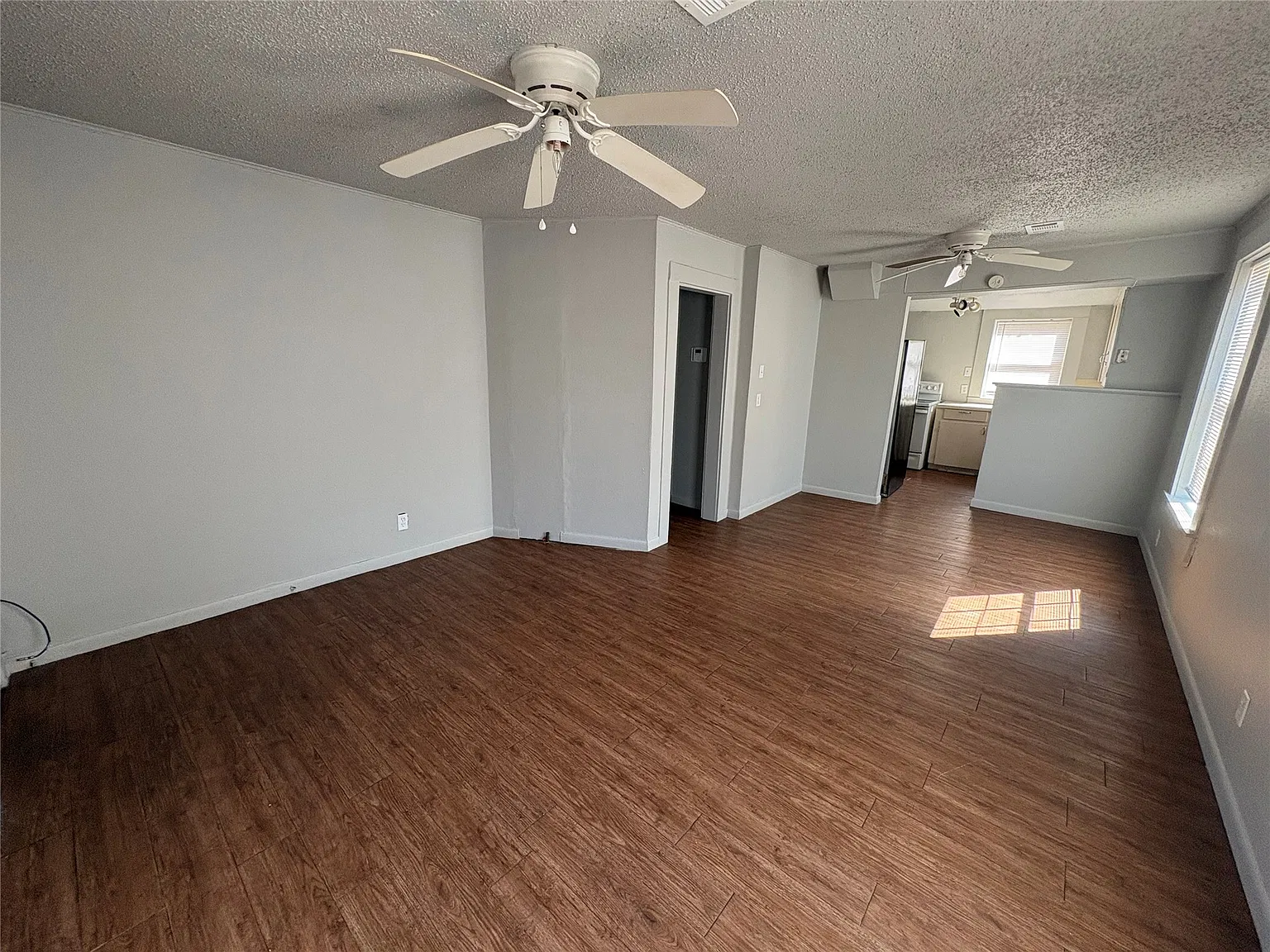 2 bed, 1.0 bath, 912 sqft, $750 — Photo 2