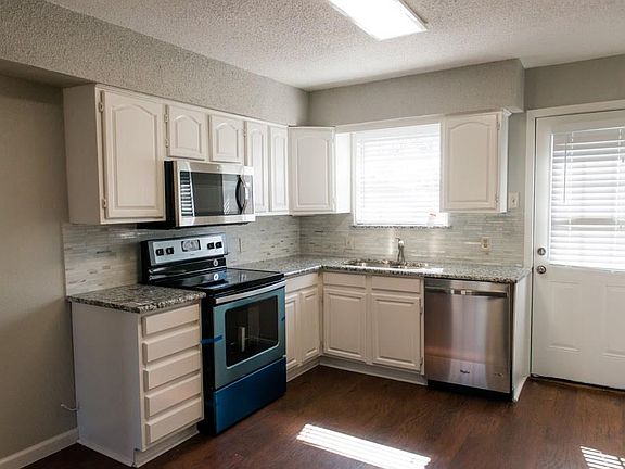 3rd image of 1412 Hawthorne Ln