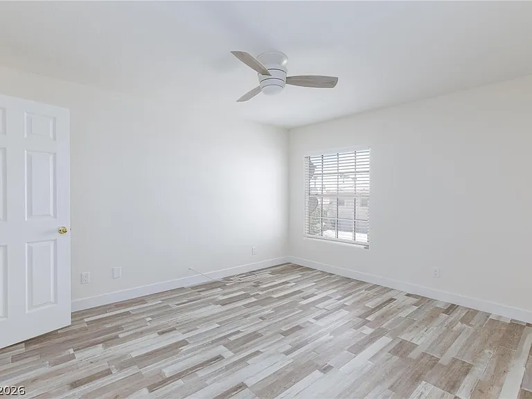 8048 W Rochelle Ave — Photo 26