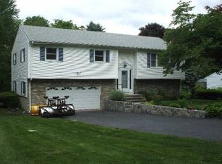 121 Weeping Willow Ln, Fairfield, CT 06825