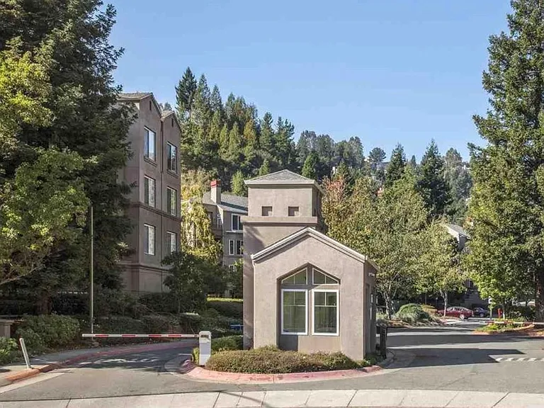 280 Caldecott Ln — Photo 3