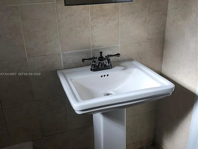 1020 SW 5th St #3 — Photo 8