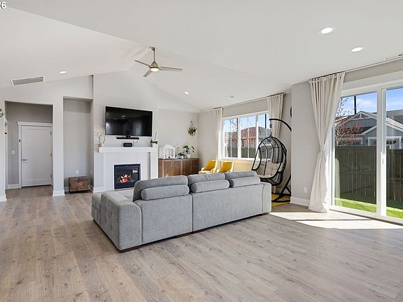 5th image of 4522 SE 63rd Ave