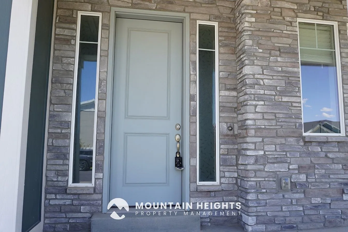 3 bed, 2.5 bath, 3600 sqft, $2,695 — Photo 2