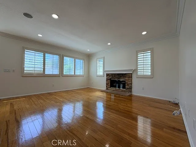 28 Granada — Photo 3