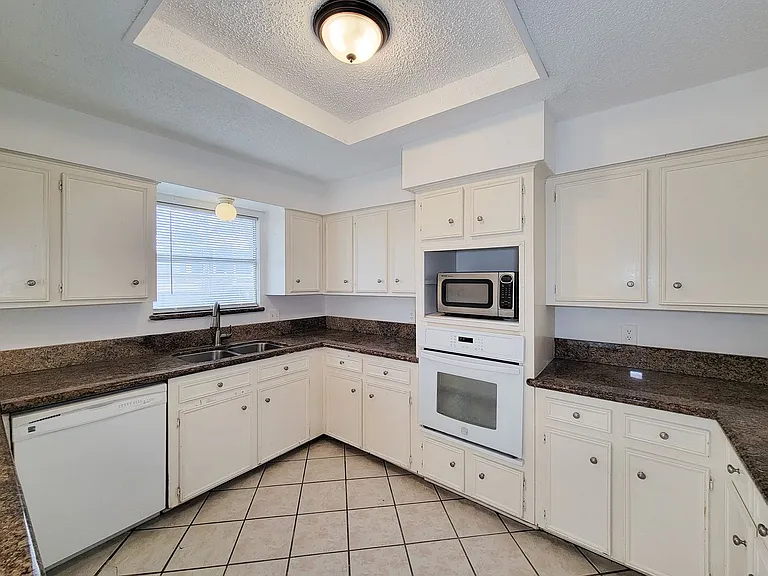 2710 Quail Creek Dr — Photo 8