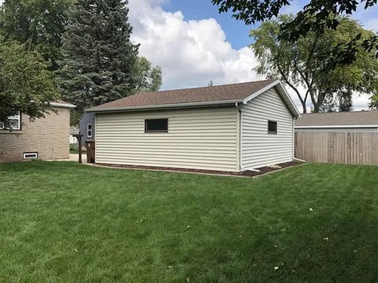 825 Jefferson St — Photo 2
