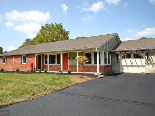25 Hillcrest Ave, Leola, PA 17540