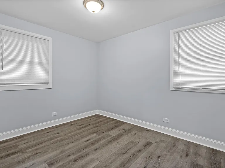 15333 Dorchester Ave — Photo 12