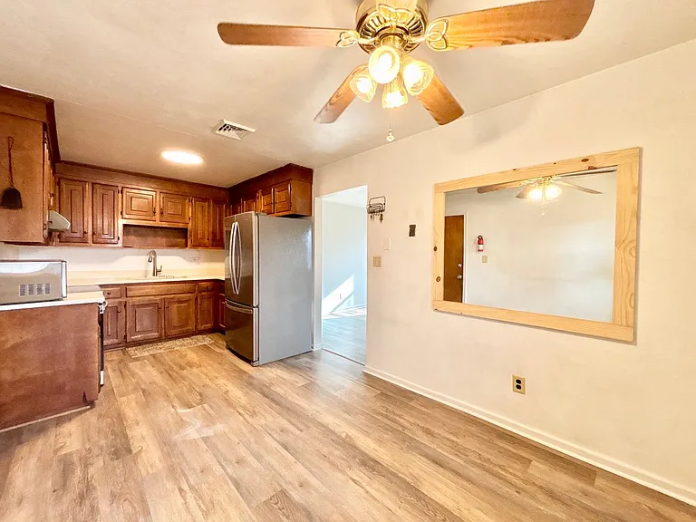530 Louisa St — Photo 4