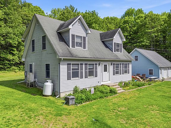 3rd image of 1079 Gardiner Road