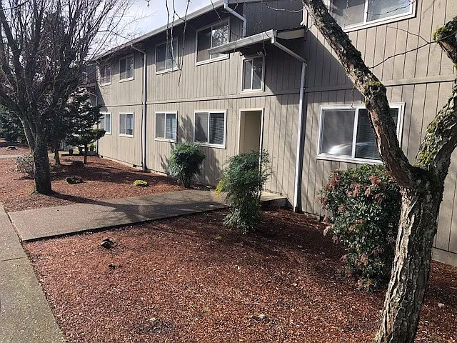 2050 NE Barberry Dr APT 1 photo 1