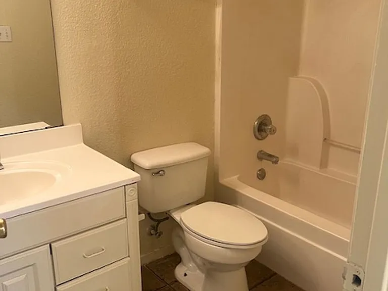 2204 Katy Ln — Photo 7