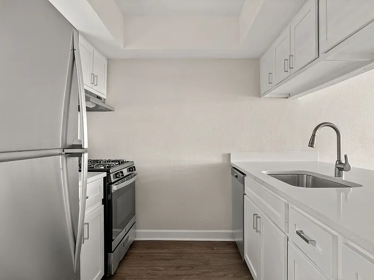 Chevy Chase Apartments — Photo 12
