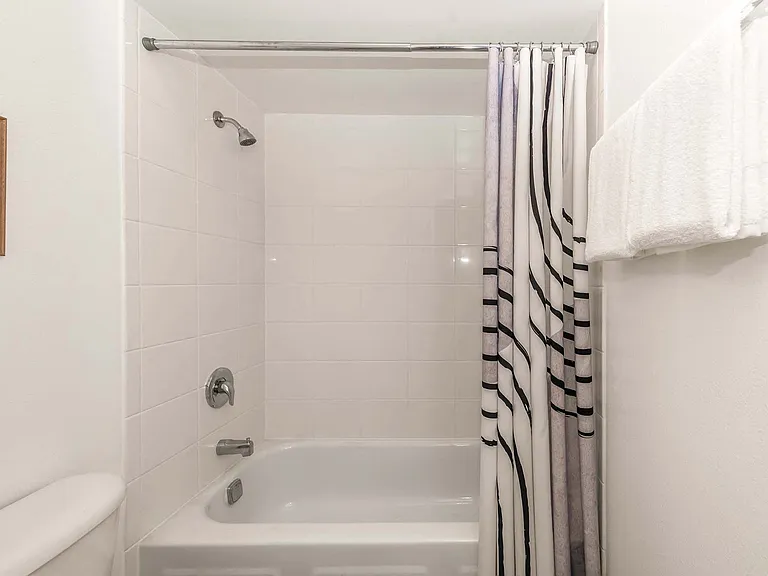 Barrington Lakes Apartments — Photo 17