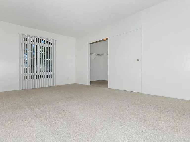 Hampshire Square Apartment Homes — Photo 40