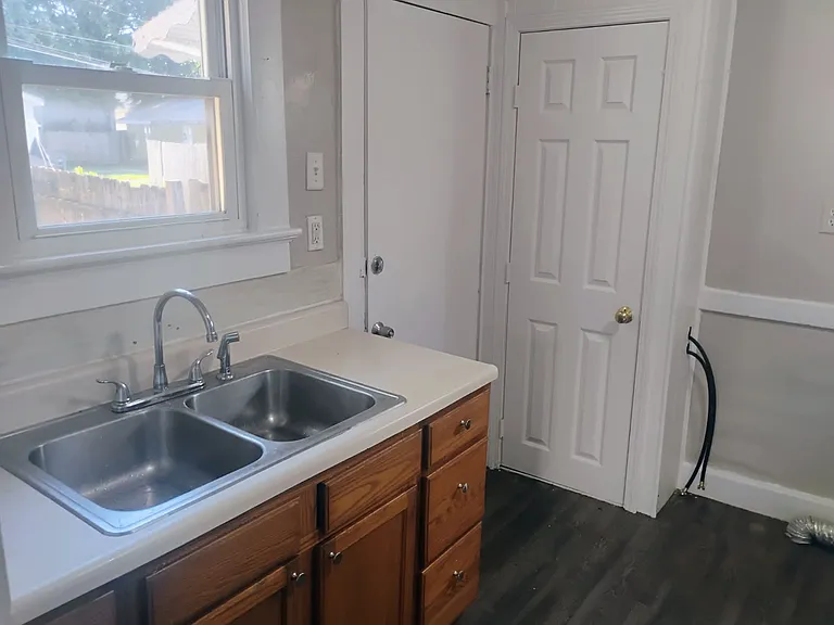 714 E Maryland St — Photo 2