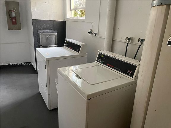 5th image of 922 NE 199th St APT 204