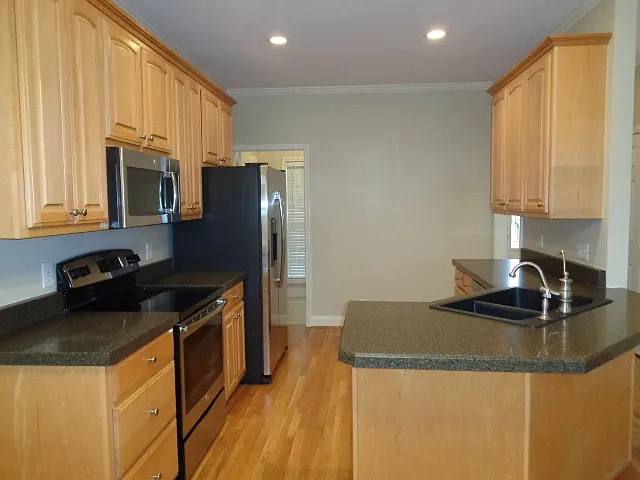 2406 Adelaide Dr — Photo 4