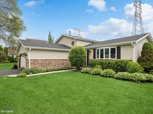 269 Cascade Dr, Crystal Lake, IL 60012