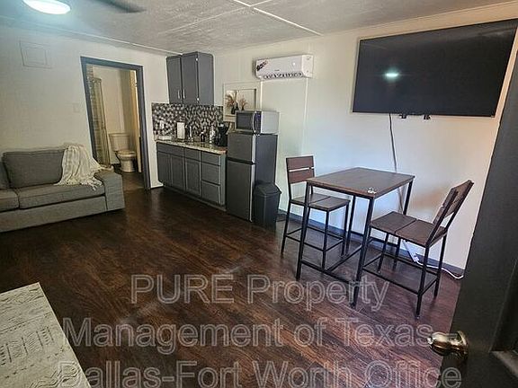 3rd image of 1001 S Lindsay St #1