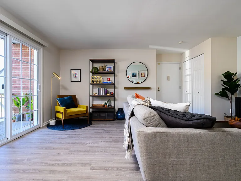550 S Dupont Pkwy — Photo 16
