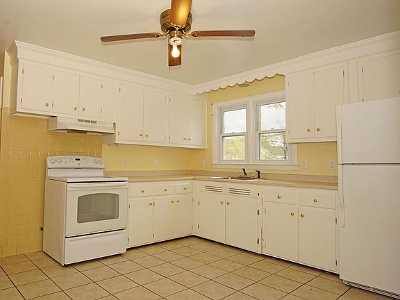 Eat-in Kitchen w/access to covered poarch