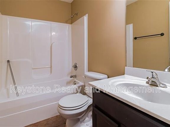 3rd image of 1721 Thistlewood Dr APT C