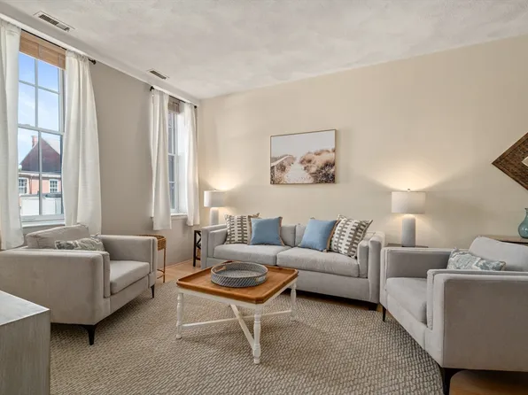 19-23 Pleasant St APT 302, Newburyport, MA 01950