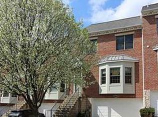 688 Highpointe Dr, Pittsburgh, PA 15220