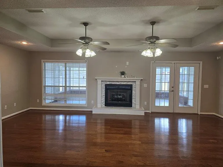 108 Fieldstone Dr — Photo 2