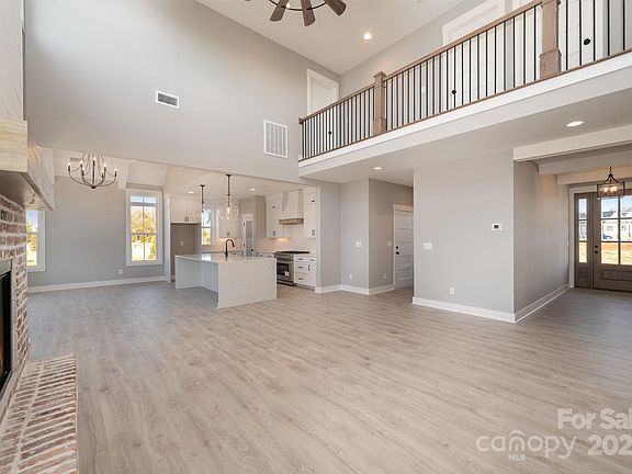 4th image of 1085 Rolling Meadows Dr