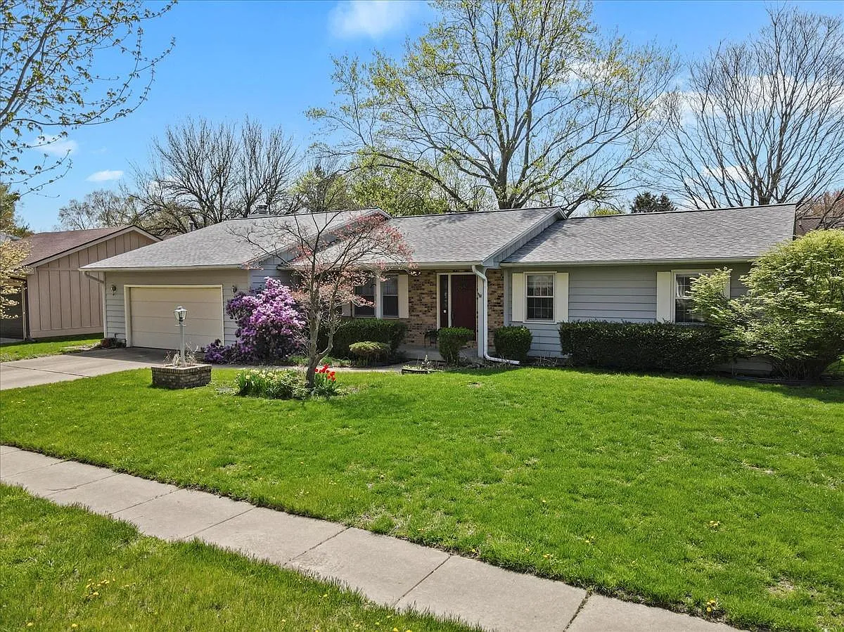 1407 Country Lake Dr photo 1