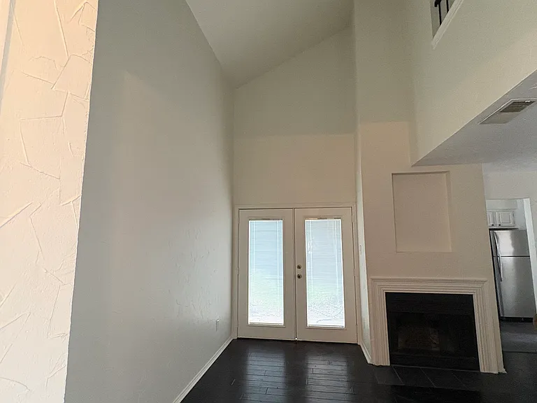 827 W Harwood Rd #E — Photo 3