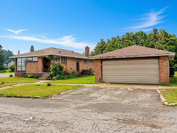 2nd image of 802 Palms Ave