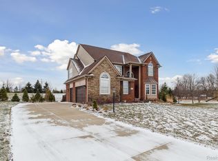 24116 Meadowcreek Cir E, South Lyon, MI 48178