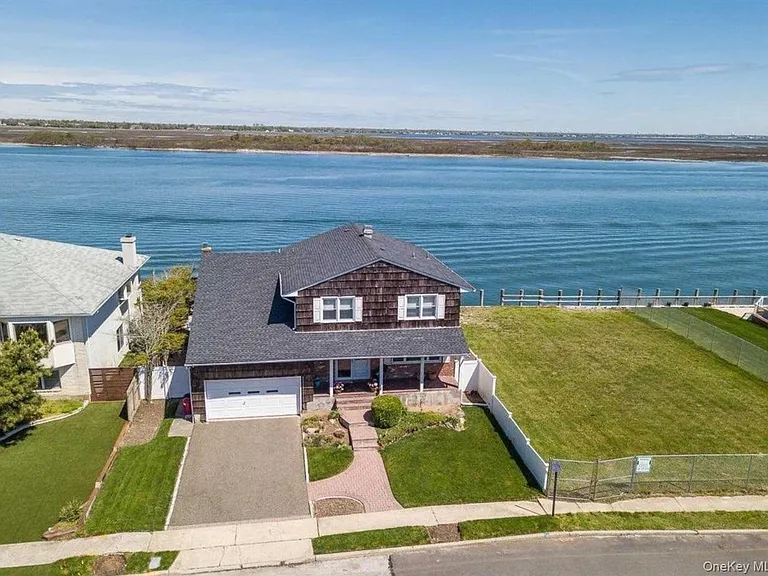 215 Scott Dr — Photo 2