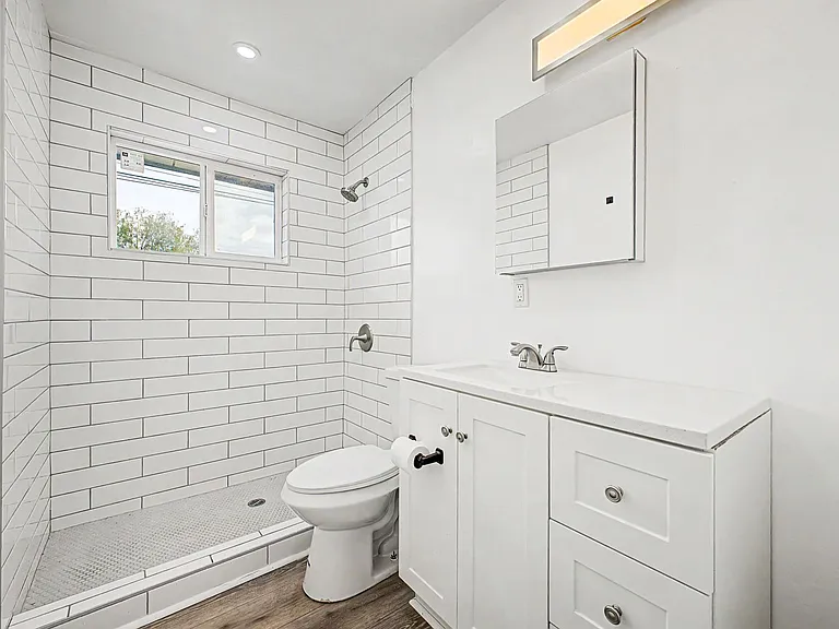 2309 N Columbus Blvd — Photo 16