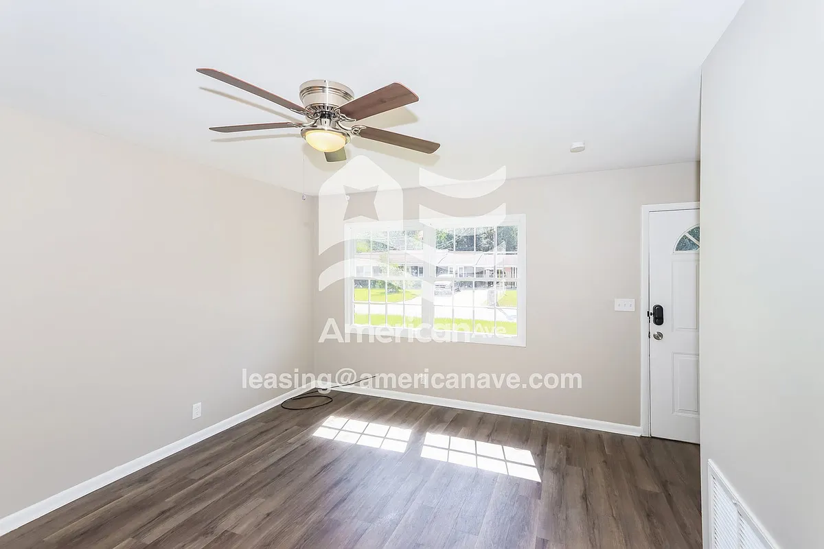 870431_002_wm_-_living_room_13159776.jpg - 106 Kingsnoll Dr