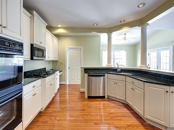 4th image of 414 Vineyard Ln