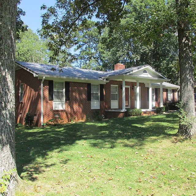 2nd image of 513 E Cook Dr