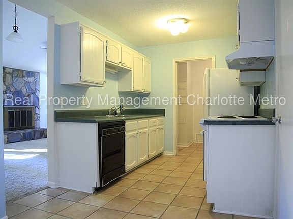 5th image of 8225 Park Vista Cres