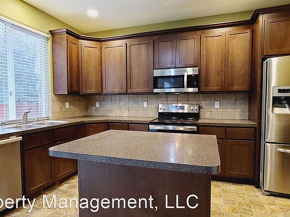 4th image of 3812 Ingleside Dr SE