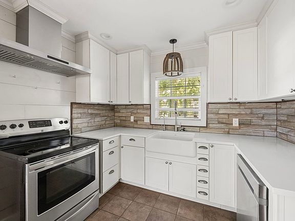 2nd image of 1036 Jackson St